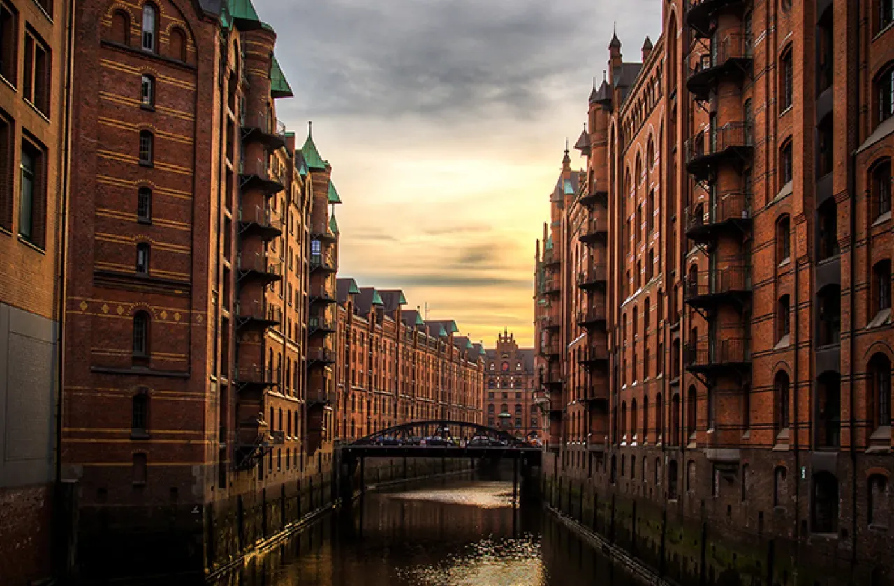 Photo of river 和 buildings in 汉堡, Germany